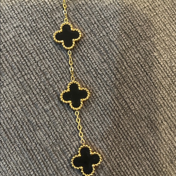 Elegant Black and Gold inspired Clover Bracelet. - Picture 8 of 9